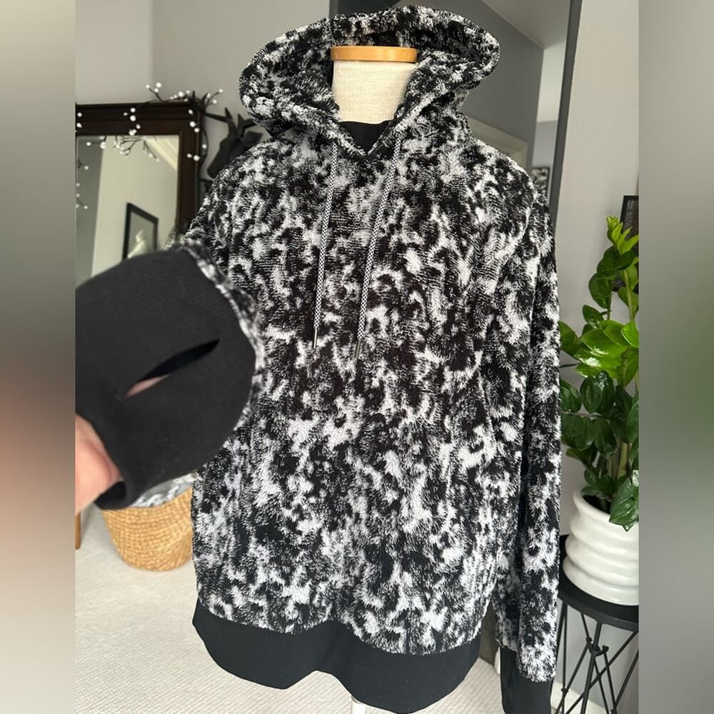 Athleta fuzzy hoodie with pockets, size large - Picture 2 of 9